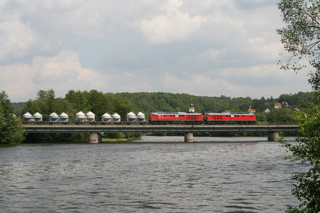 Der MEG Zementzug (DGS 59167) mit Doppeltraktion 232 am 25.05.2010 in Schwandorf.