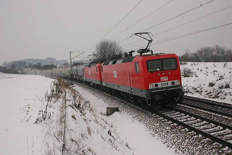 Der MEG Zementzug nach Regensburg mit der MEG 602 an der Spitze.
(25.01.2010,KBS 880,bei Postbauer-Heng)