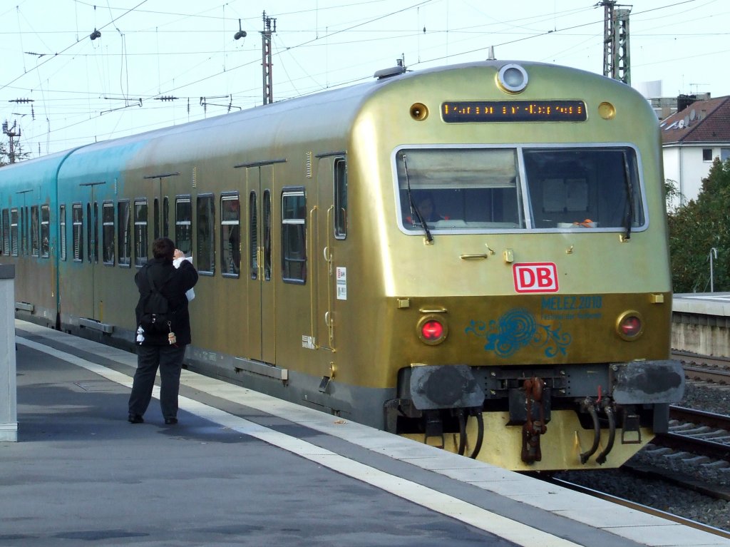 Der Melez-Zug der DB Regio NRW GmbH und der Ruhr 2010 am 24.10.2010 bei seiner letzten offiziellen Fahrt fr die Ruhr 2010 in Richtung Duisburg aus dem Essener Hbf.