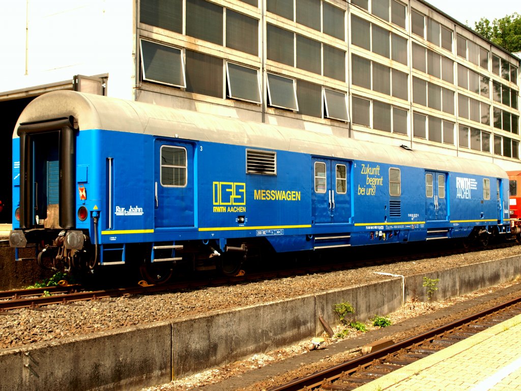 Der Messwagen der RWTH Aachen vom Institut fr Schienenfahrzeuge (IFS), genannt  der blaue Anton  steht am 12.07.2010 vor dem Institutgebude auf einem Privatgleisanschluss und kann vom Bahnsteig in Aachen West bewundert werden.