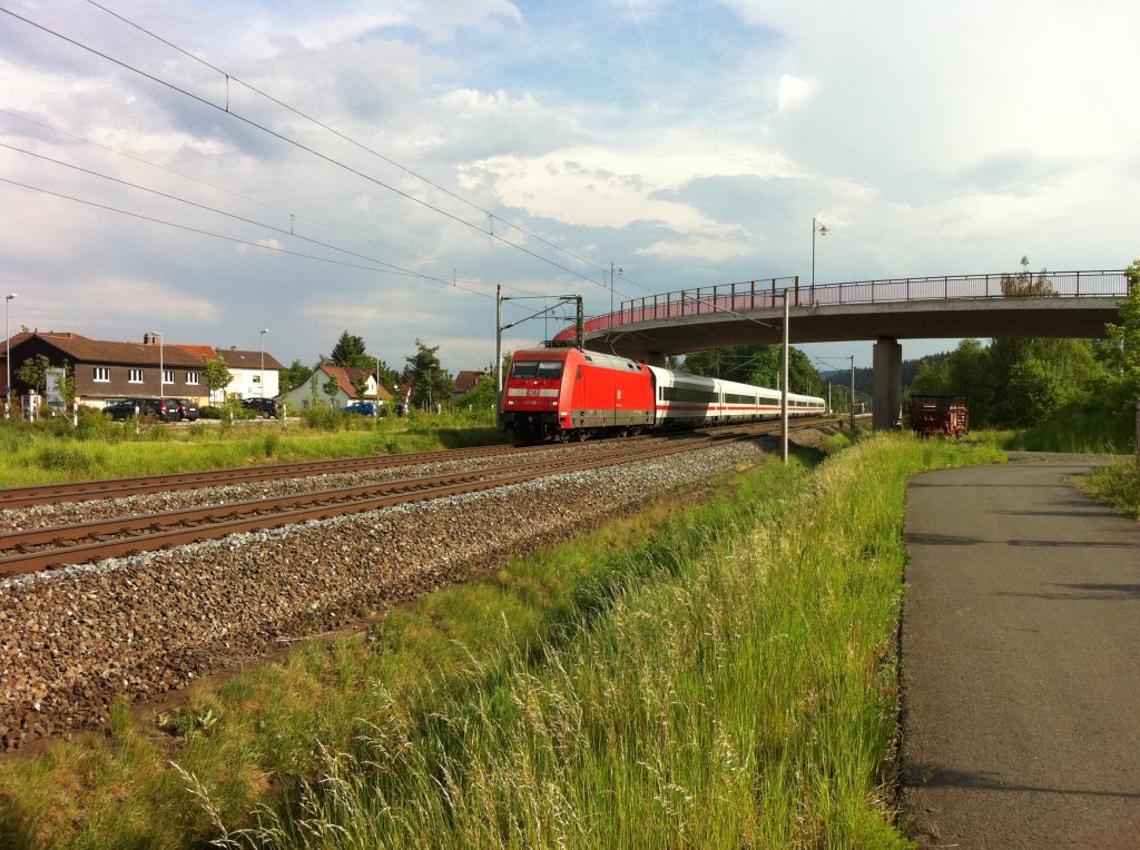 Der Metropolitan durchfuhr am 20.Mai vor ein paar Sekunden den Bahnhof Stockheim (Oberfr.)  