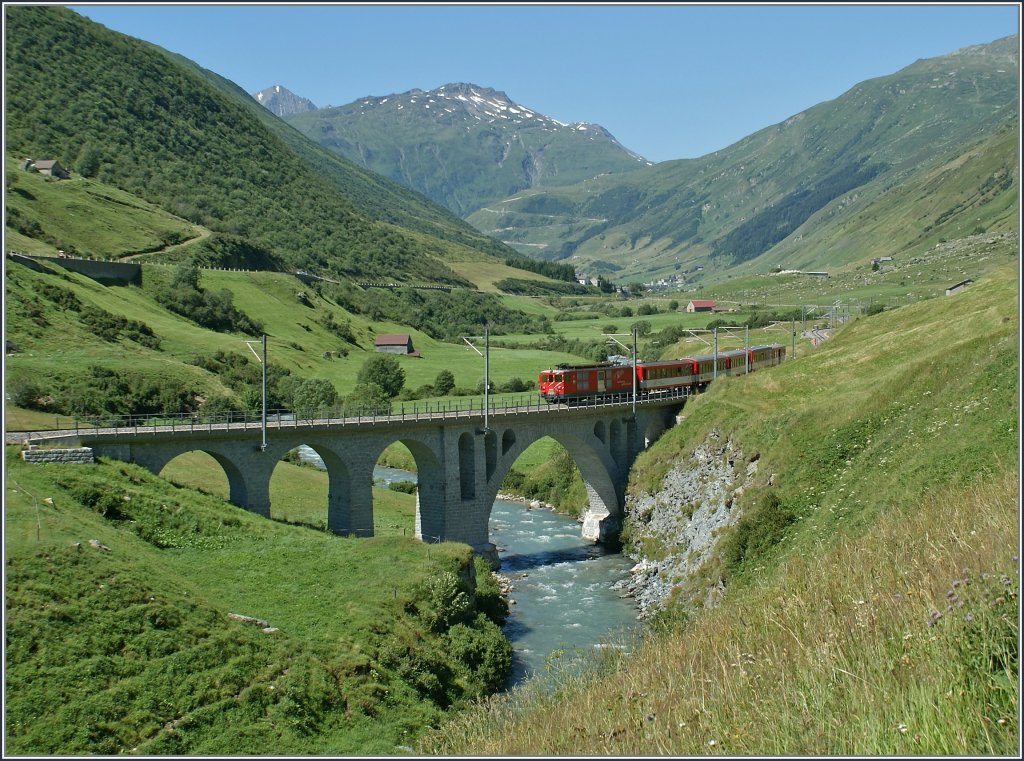 Der MGB Regionalzug 530 berquert zwischen Realp und Hospental die Furkareuss.
19. Juli 2010