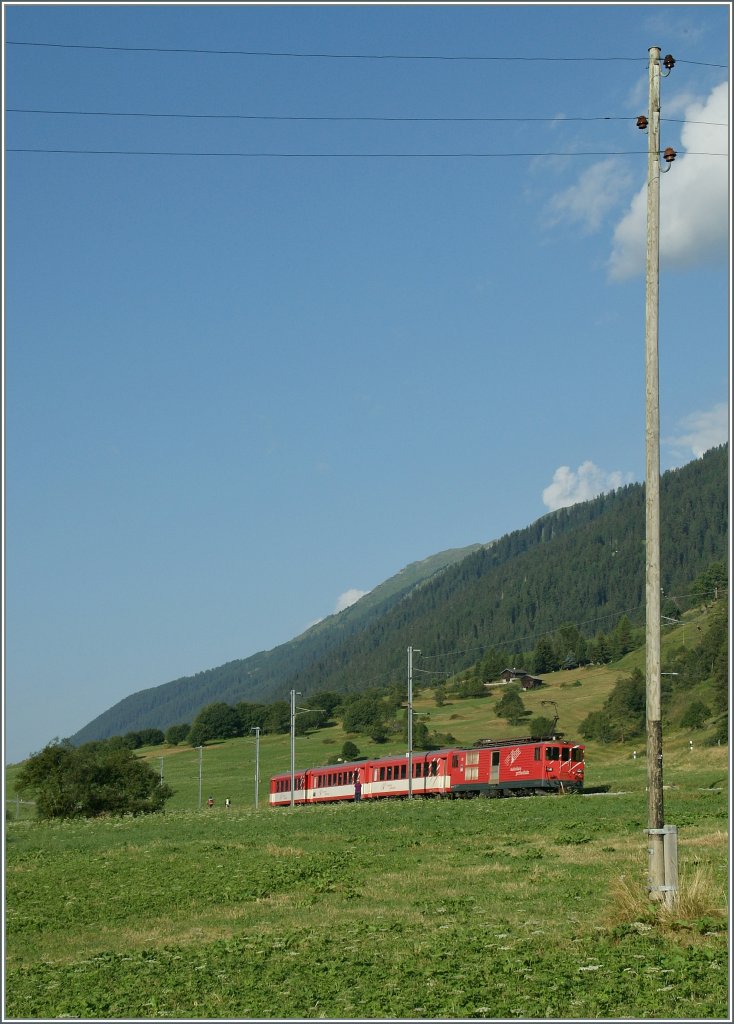 Der MGB Regionalzug N 519 Andermatt - Visp kurz nach Mnster im Goms.
5. August 2013