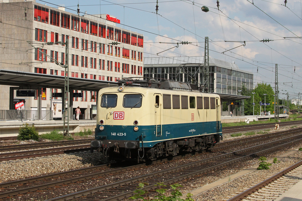 Der Militrzug wurde in Mnchen Sd abgestellt und die 140 423 fuhr solo nach Mnchen Nord. So konnte ich sie ein weiteres Mal aufnehmen, am Heimeranplatz. Danke an den Lokfhrer fr den Fotohalt, die folgende ganz langsame Fahrt am Bahnsteig entlang und fr den langen Pfiff am Schluss!