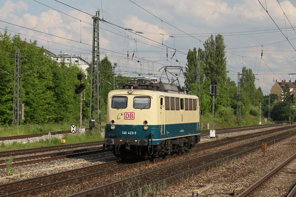 Der Milit�rzug wurde in M�nchen S�d abgestellt und die 140 423 fuhr solo nach M�nchen Nord. So konnte ich sie ein weiteres Mal aufnehmen, am Heimeranplatz. (20.05.2011)