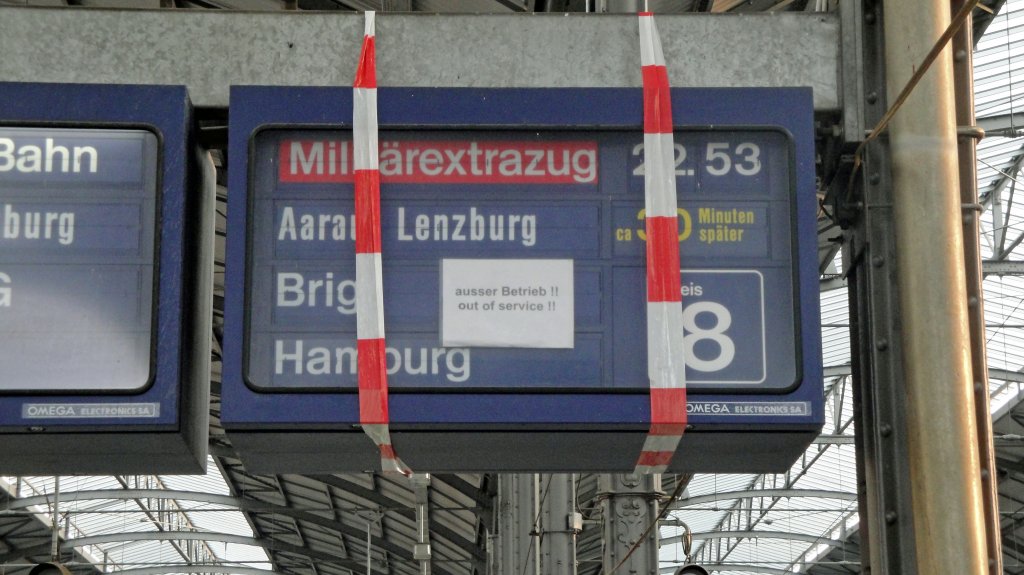 Der Militaristen-Qualifikationstest: Kurz vor Mitternacht fhrt der fr das Militr bestimmte Extrazug ber Aarau nach Brig und dann nach Hamburg.  Wer dies durchhaltet bekommt am Ende eine Sonderehrung...  (fotografiert in Olten, 09.04.10)