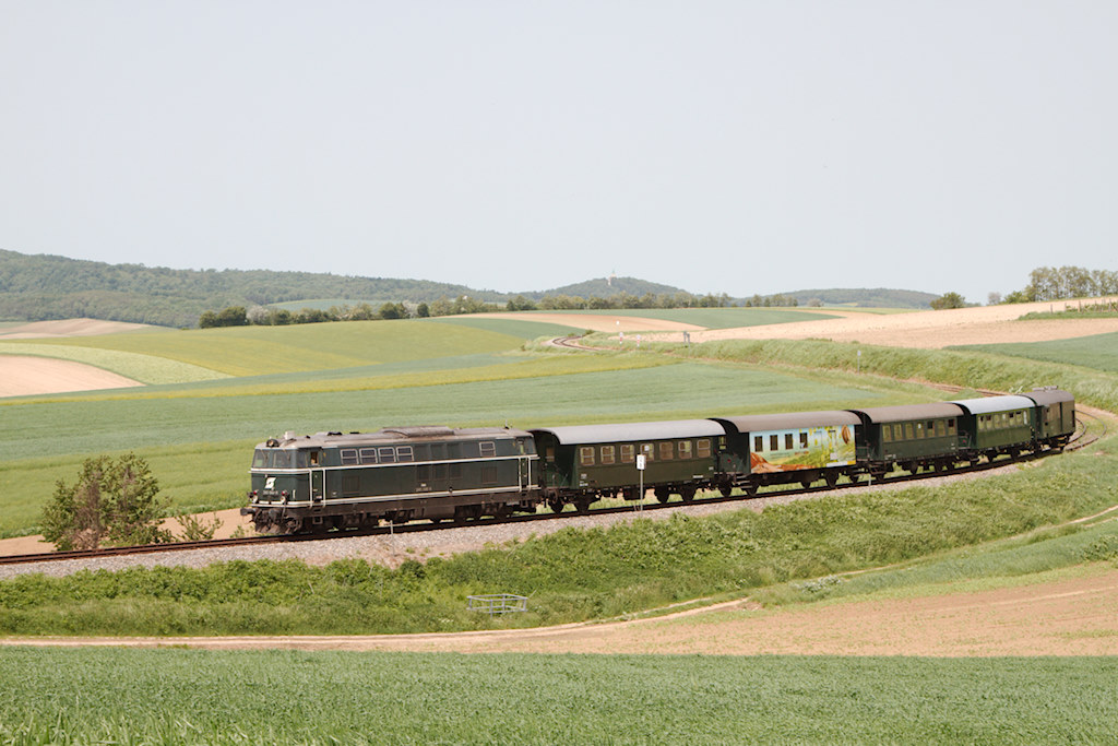 Der mit der 2143.40 bespannte Mittagszug von Ernstbrunn nach Korneuburg aufgenommen inmitten des Mollmannsdorfer Bergs. (19.05.2013)