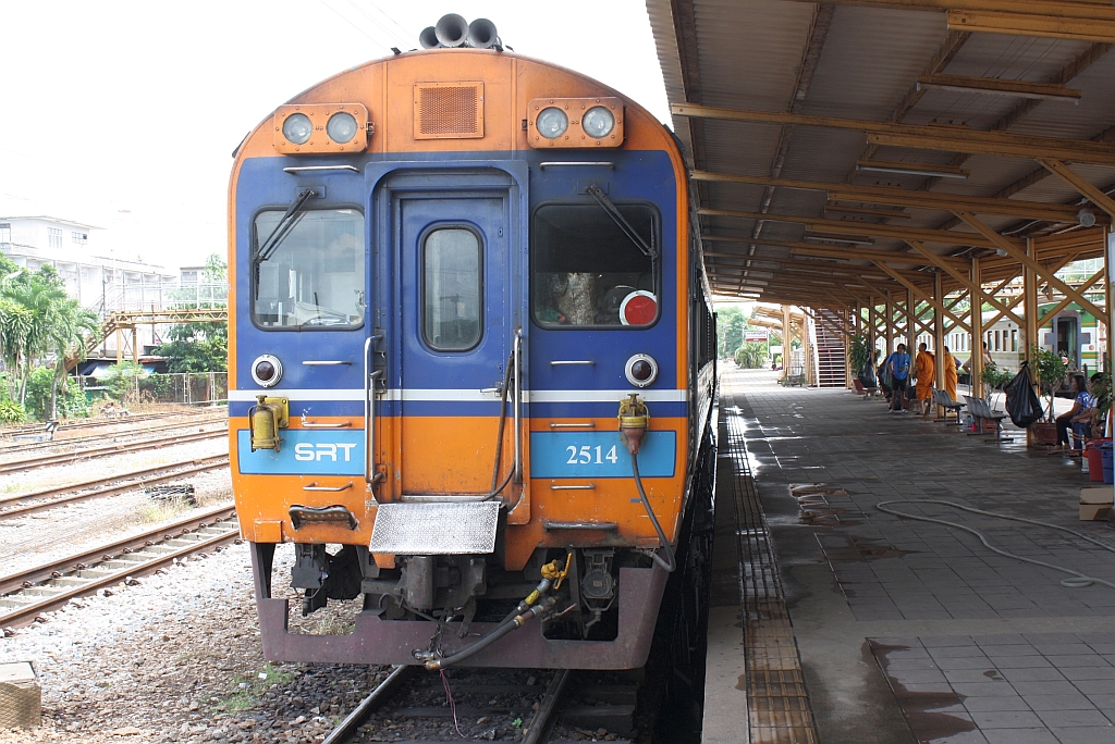 Der mit dem SP EXP DRC 39 von Bangkok angekommene APD.20 2514 nach der Wendepause nun als letztes Fahrzeug des SP EXP DRC 40 nach Bangkok am 17.Mai 2013 in der Surat Thani Station.

