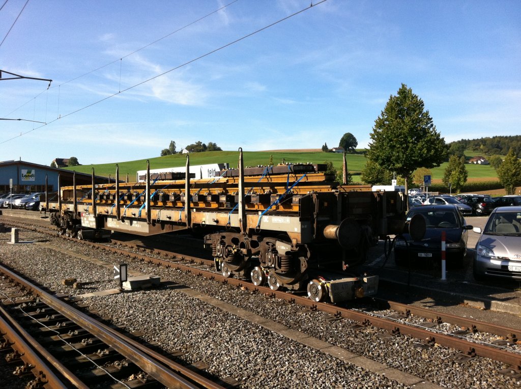 Der mit neuen Geleisen beladene Gterwagen, Typ Rs, 31 85 39-00 327-3, abgestellt in Lohn-Lterkofen. Auf diesem Gleis wurden frhrer Zuckerrben verladen, es herrschte jeweils Hochbetrieb. Whrend meiner Kindheit verkehrten jeweils zwei Gterzge pro Tag, mit SBB Wagen auf Rollbcken, von Solothurn bis Lohn, und weiter bis Jegenstorf. Mit der Zeit verkehrte nur noch ein Gterzug pro Tag, und nur noch bis Btterkinden. Zum Schluss verkehrten nur noch sporadisch Gterzge, ausser whrend der Zuckerrbenernte, und nur noch bis Lohn. Seit einigen Jahren ist der Verlad Seite Solothurn eingestellt. Der abgebildete Wagen wurde desshalb von Worblaufen her berfhrt, die Gleise werden fr Bauarbeiten zwischen Lohn und Btterkinden gebraucht, 06.09.2011. (Handyfoto)