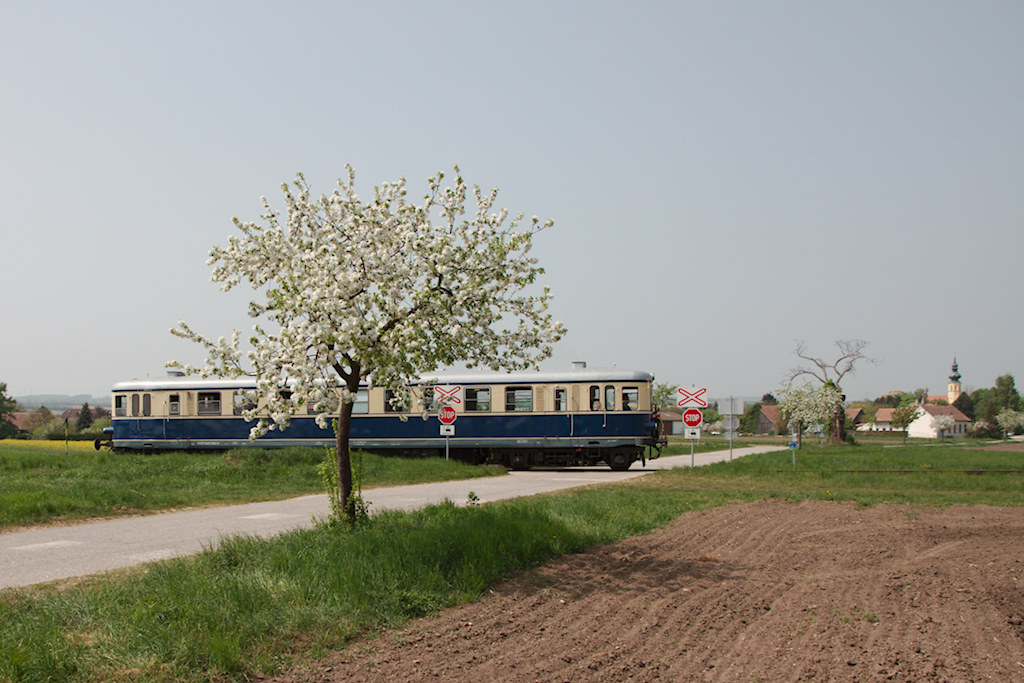 Der Mittagszug von Korneuburg nach Ernstbrunn, aufgenommen in Harmannsdorf-Rckersdorf. (01.05.2013)