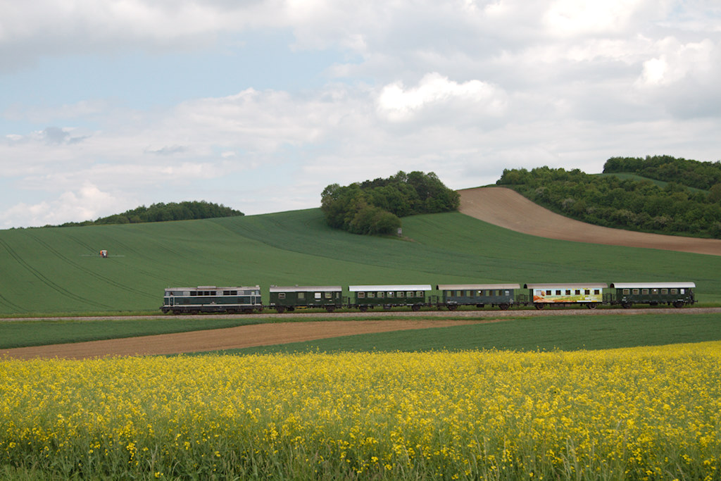 Der Mittagszug kurz auf der Fahrt nach Ernstbrunn kurz nach Naglern, bespannt mit der grnen 2143.40. (19.05.2013)