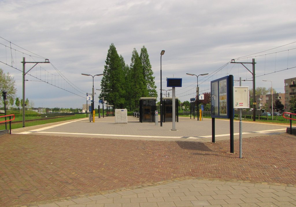 Der Mittelbahnsteig 1 und 2 in Geleen-Lutterade; 08.05.2012