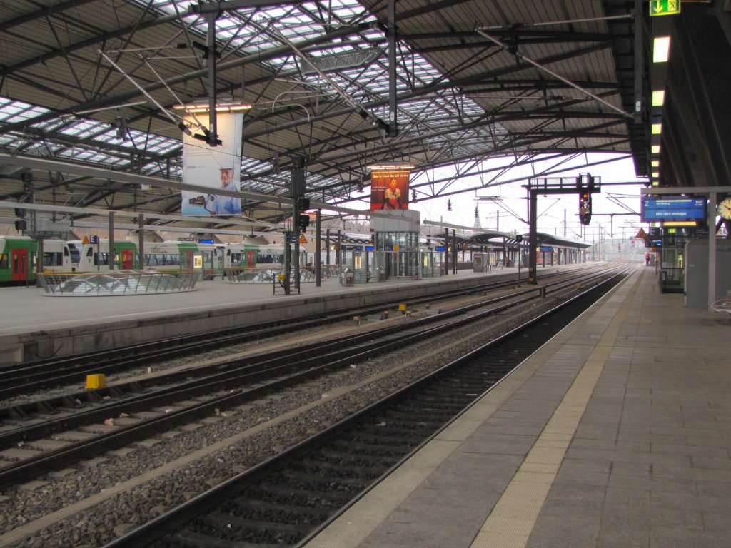 Der Mittelbahnsteig und die Bahnhofshalle in Erfurt Hbf; 24.01.2011