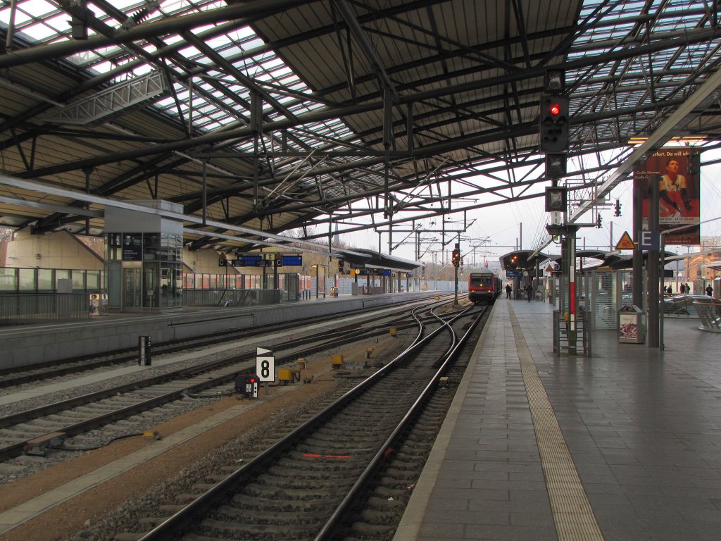 Der Mittelbahnsteig und Bahnsteig 9 in Erfurt Hbf; 30.11.2011