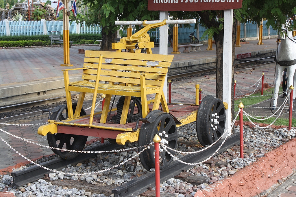 Der Mittelbahnsteig des Bf. Nakhon Lampang gleicht einem kleinen Museum; unter Anderem ist dort diese zweisitzige Handhebeldraisine aufgestellt. 08.Jnner 2011.