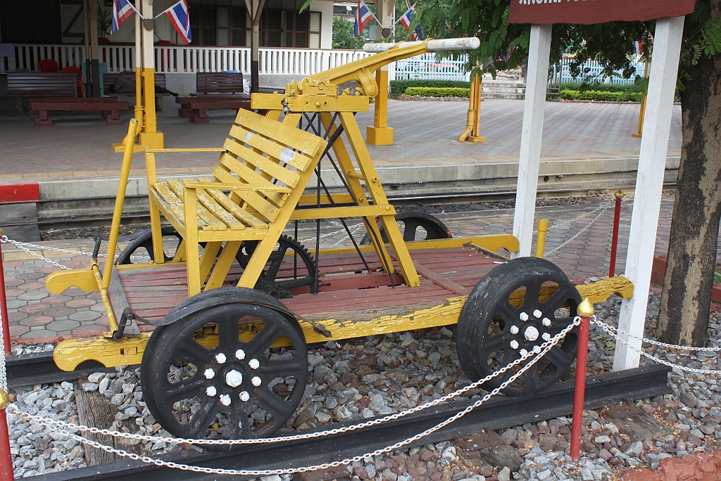 Der Mittelbahnsteig der Nakhon Lampang Station gleicht einem kleinen Museum; unter Anderem ist dort diese zweisitzige Handhebeldraisine aufgestellt. 08.Jänner 2011.

