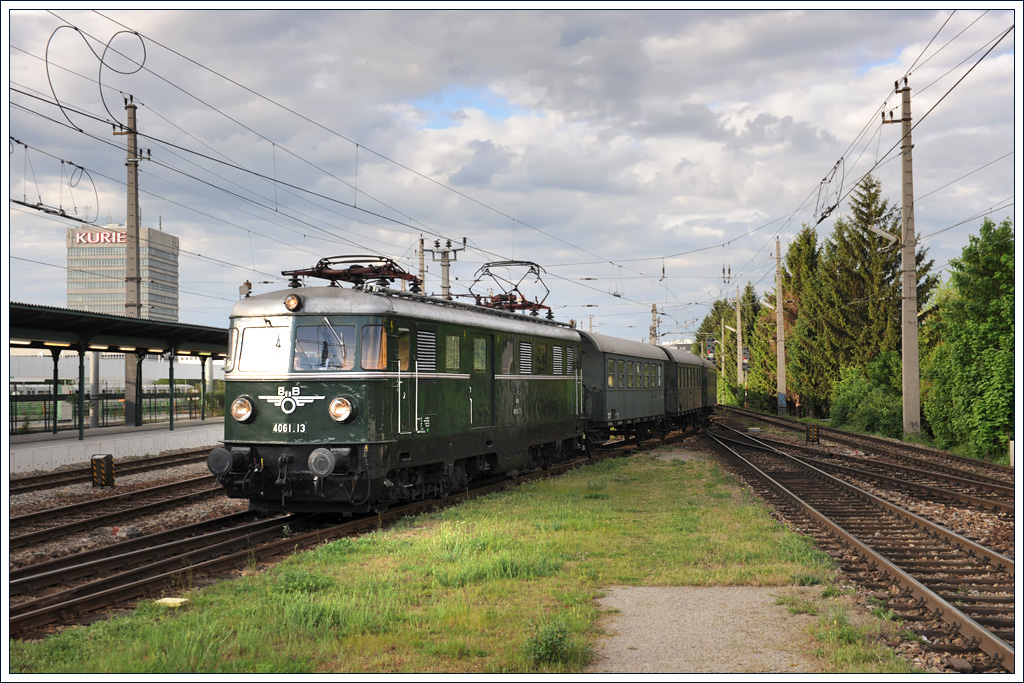 Der mittlerweile dem Club 1018 geh�rende 4061.13 bespannte am 6.5.2012 den EZ 7390 von Wien Praterstern bis Korneuburg, wo er von 52.100 �bernommen und weiter nach Ernstbrunn gebracht wurde. Die Aufnahme zeigt den Zug bei der Zuf�hrung von Wien Fjb als SLP 17040 bei der Einfahrt in Wien-Heiligenstadt. 