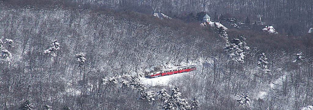 Der Mk45 2003 fhrt zwischen Bahnhfe Hrshegy und Szpjuhszn am 16.03.13. Das Bild wurde von der  Elisabeth-Aussichtsturm  aufgenommen.