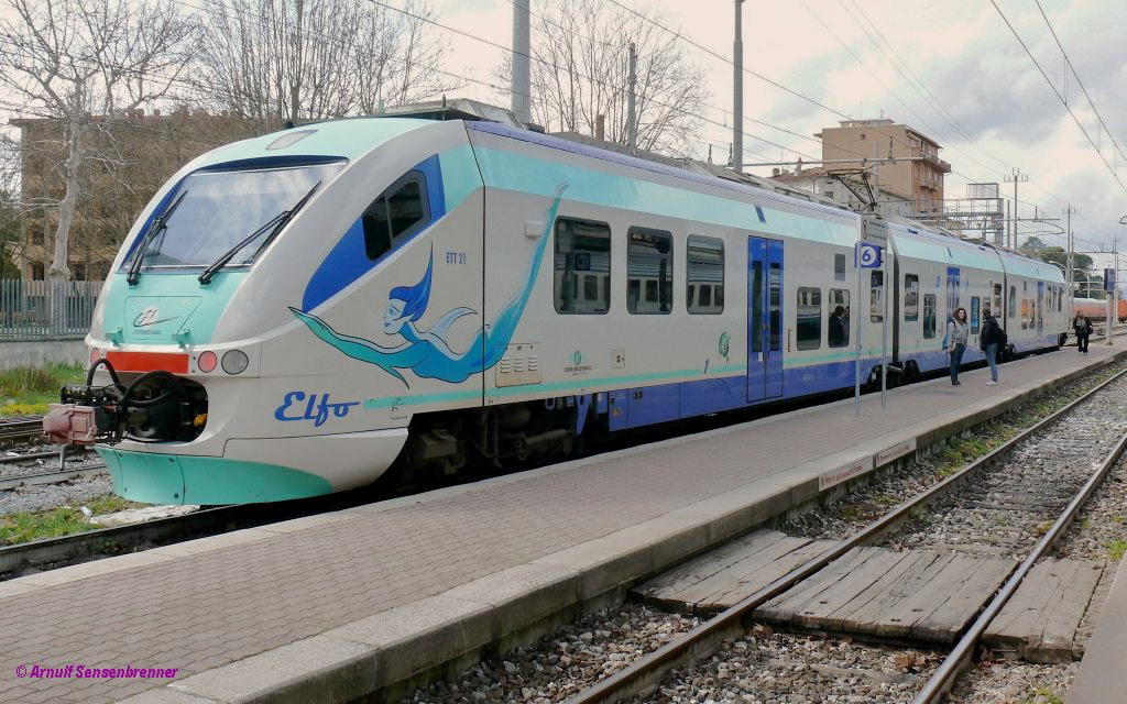 Der moderne ETT21 (ALe501-601LF) der LFI-TFT vom Typ Alstom Minuetto. Diese Zge werden hier auch Elfo genannt. Regionalzug von Arezzo nach Sinalunga. 2010-04-01 Arezzo 
