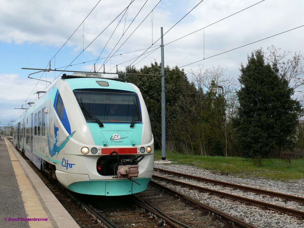 Der moderne ETT21 (ALe501-601LF) der LFI-TFT vom Typ Alstom Minuetto. 
Diese Zge werden hier auch Elfo genannt.
Regionalzug von Arezzo nach Sinalunga.
2010-04-01 Sinalunga