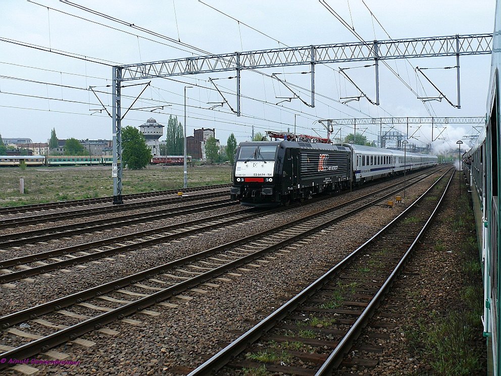 Der moderne moderne Schnellverkehr fhrt in Form des von E189-154 gefhrten Berlin-Warszawa-Express in Posen ein.
Die PKP Schnellzug-Dampflok Pt47-65 schleppt rechts in der Gegenrichtung den an diesem Tag planmigen Interregio von Posen Richtung Lezno/Lissa.

05/2010 Poznan/Posen