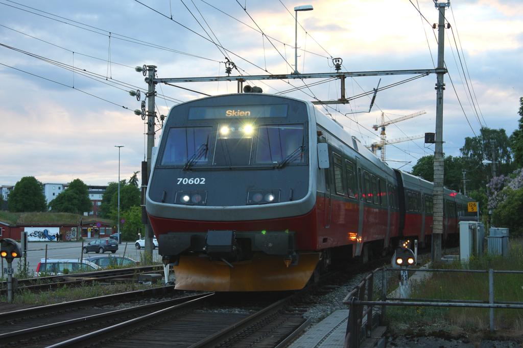 Der moderne Nahverkehrszug 70602 nach Skien fhrt am 11.06.2012 in den 
Bahnhof Hamar ein.