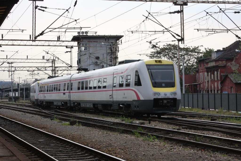 Der moderne Pendolino der HZ Baureihe 7 123 002 fhrt am 28.4.2008
aus Westen kommend in den Hauptbahnhof Zagreb ein.