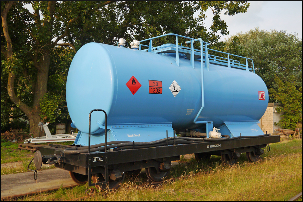 Der modernste Gterwagen der Wangerooger Inselbahn ist dieser Kesselwagen, der fr den Kraftstofftransport fr die 4 Schmalspur-Diesellokomotiven genutzt wird. Der Flachwagen wurde 1977 gebaut und 1994 mit einem Kesselaufbau versehen. (29.08.2012)