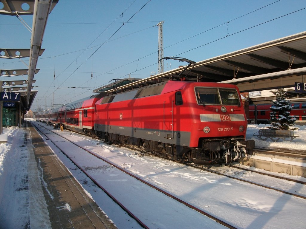 Der Moment als beide Stromabnehmer von 120 203 beim Richtungswechsel in Rostock aufgebgelt waren.Aufnahme am 04.Dezember 2010
