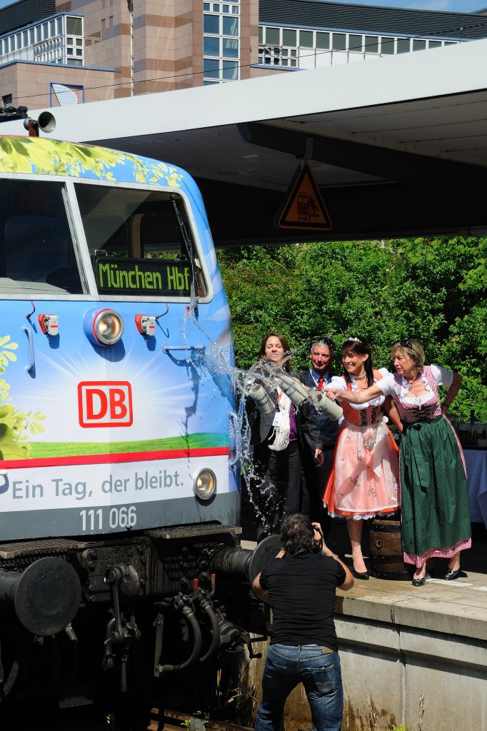 Der Moment der Taufe.. 111 066  badet  im k�hlen Nass der Bierg�rten aus charmanter Hand. Eigentlich schade um den Gerstensaft (zwinker). Hoffentlich hat die 066 jetzt net Schluck-auf. (M�nchen Hbf, 11.05.2012)