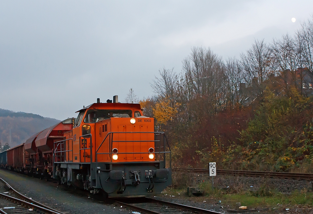 Der Mond ist aufgegangen, beim letzten Licht: Die Lok 41 (eine MaK DE 1002) der Kreisbahn Siegen-Wittgenstein (KSW) steht am 07.11.2011 mit einem Gterzuges, auf KSW eigenem Rangierbahnhof in Herdorf, zur bergabefahrt bereit.