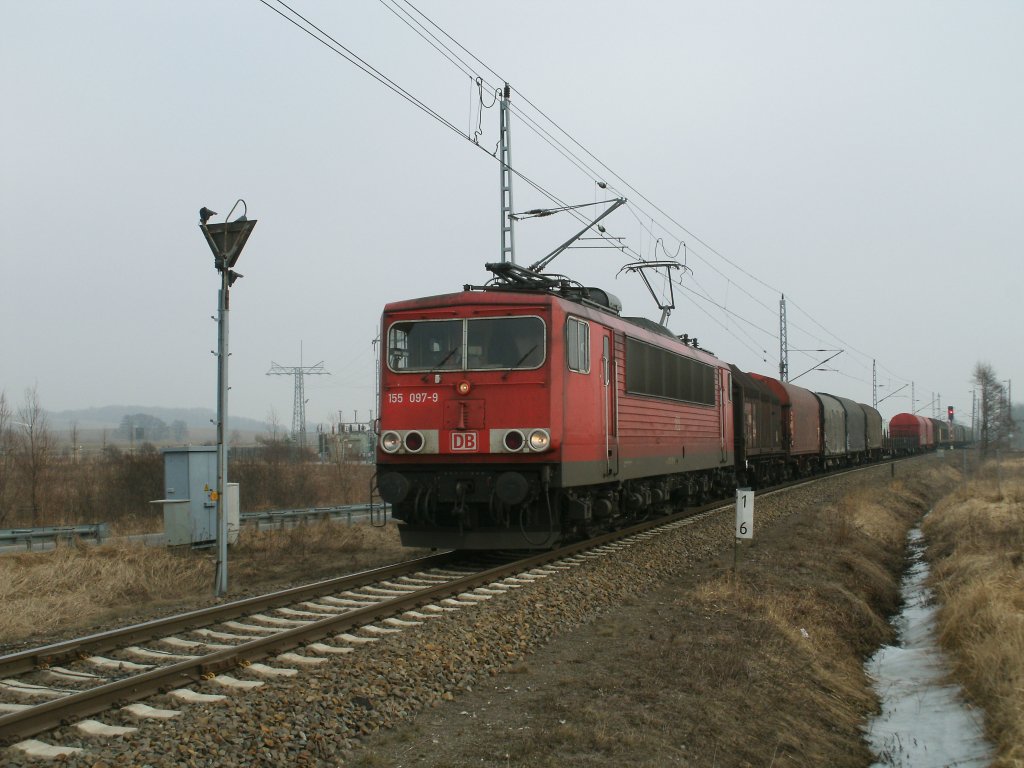 Der von Montag bis Samstag fahrende 45503 Mukran-Seddin,gezogen am 03.M�rz 2011 von 155 097,verlie� Mukran.