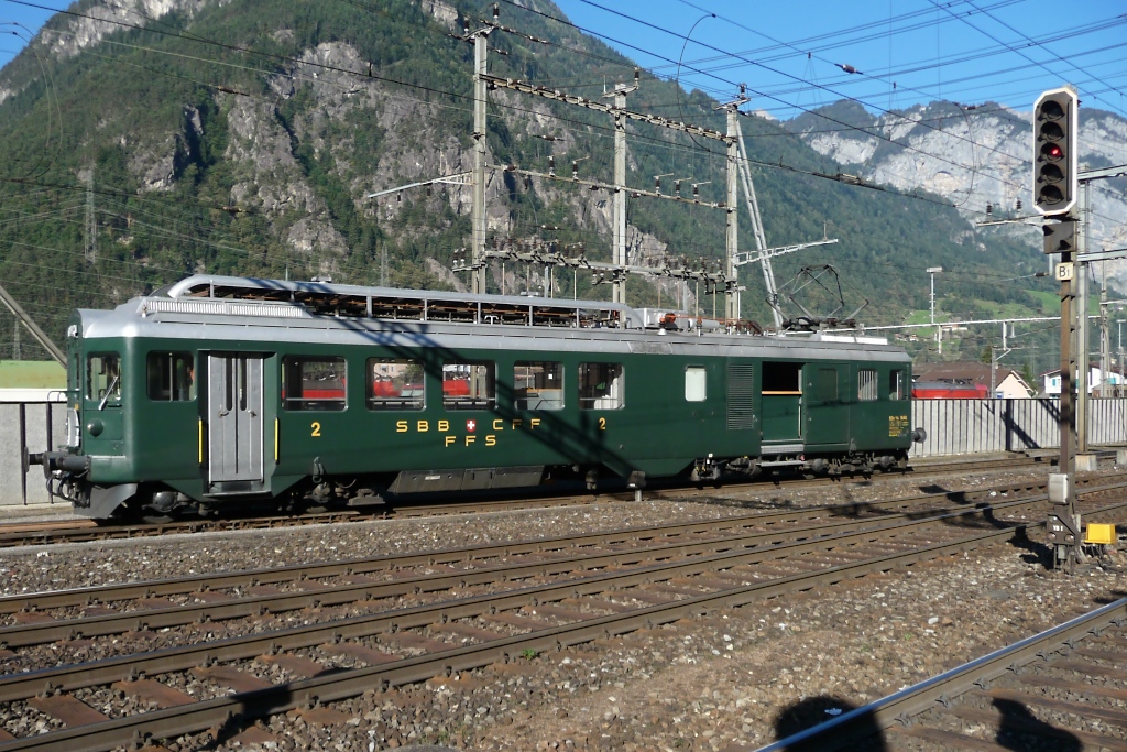 Der Morgen fngt ja gut an: BDe 4/4 1646 fhrt vorbei, um sich wieder etwas Bewegung zu gnnen. Erstfeld, 1.10.2011