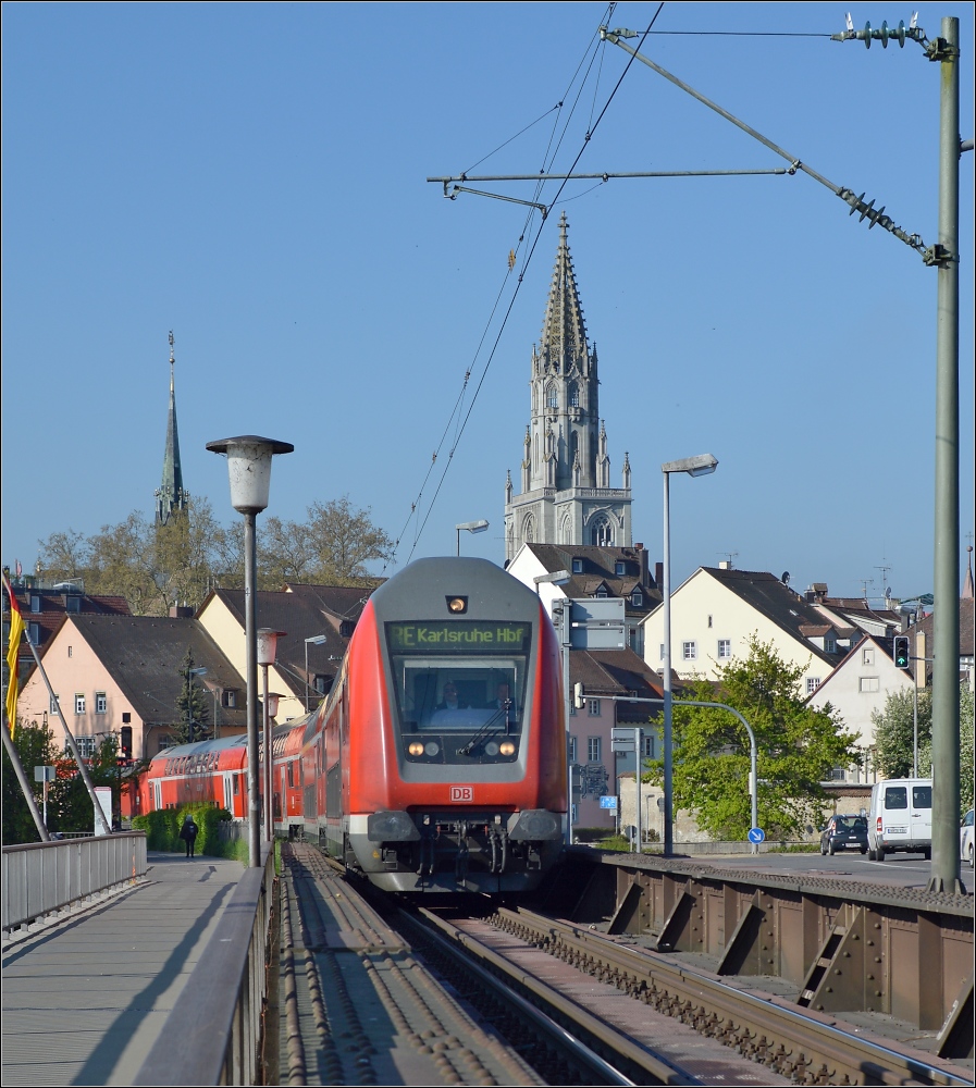 Der morgendliche RE verlsst den linksrheinischen Teil von Konstanz. Mai 2013