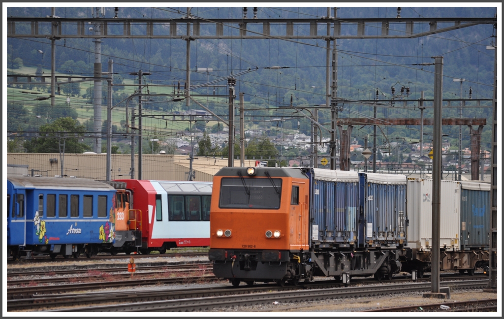 Der motorisierte Steuerwagen 720 902-6 schiebt den ganzen Zug samt Re 4/4 II auf ein nicht elektrifiziertes Gleis in Landquart, gesteuert vom Rangierarbeiter mittels Bauchladen. (01.06.2011)