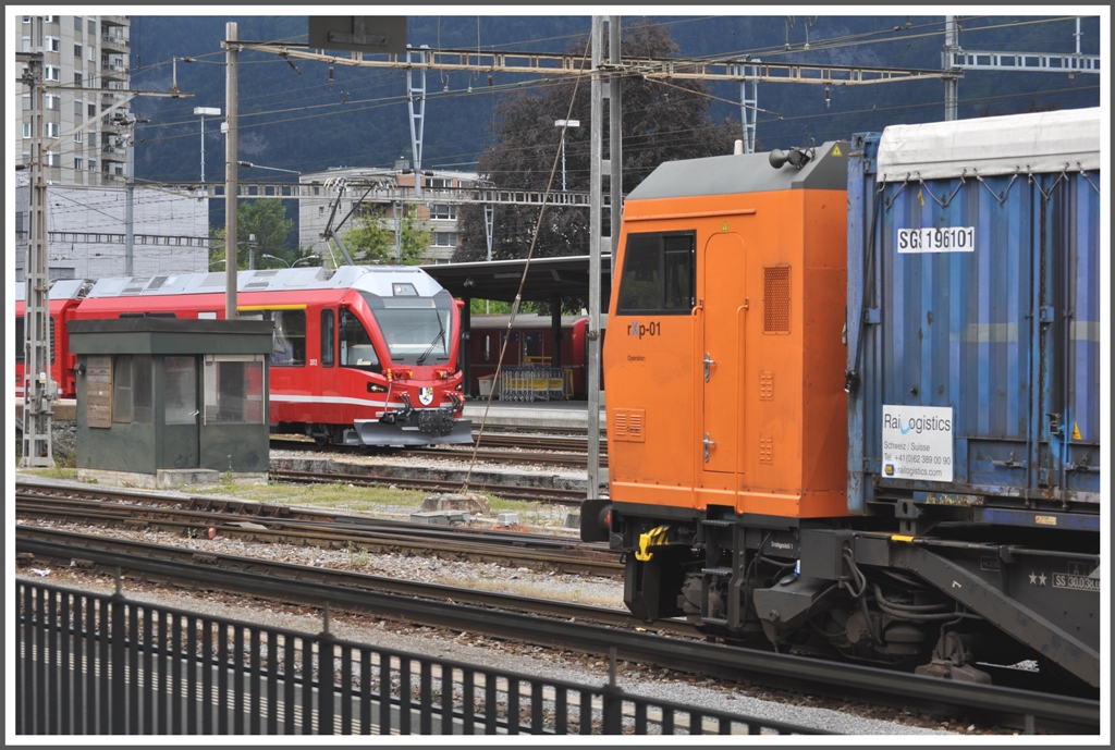 Der motorisierte Steuerwagen (umgebaut aus einem DB Cargo-Sprinter) dient anscheinend nur noch zum Verschub auf ein nicht elektrifiertes Gleis in Landquart.(01.06.2011)