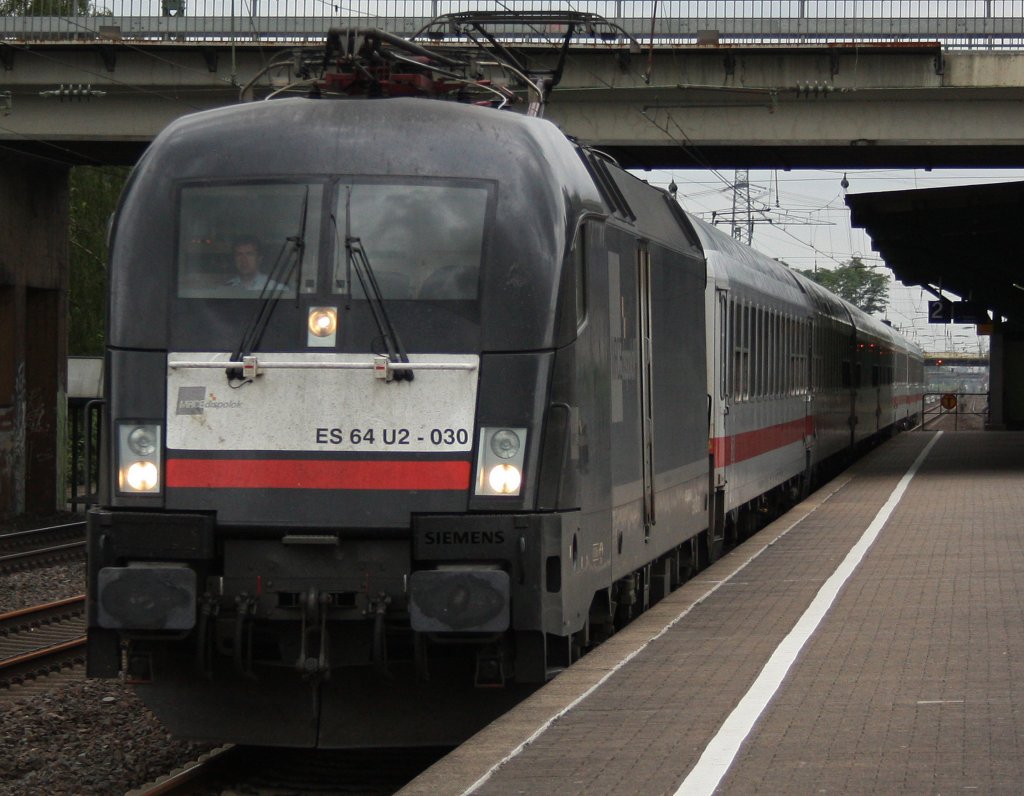 Der MRCE Dispo Stier ES 64 U2-030 zieht seinen IC 1800 am 20.6.10 durch Dsseldorf-Angermund