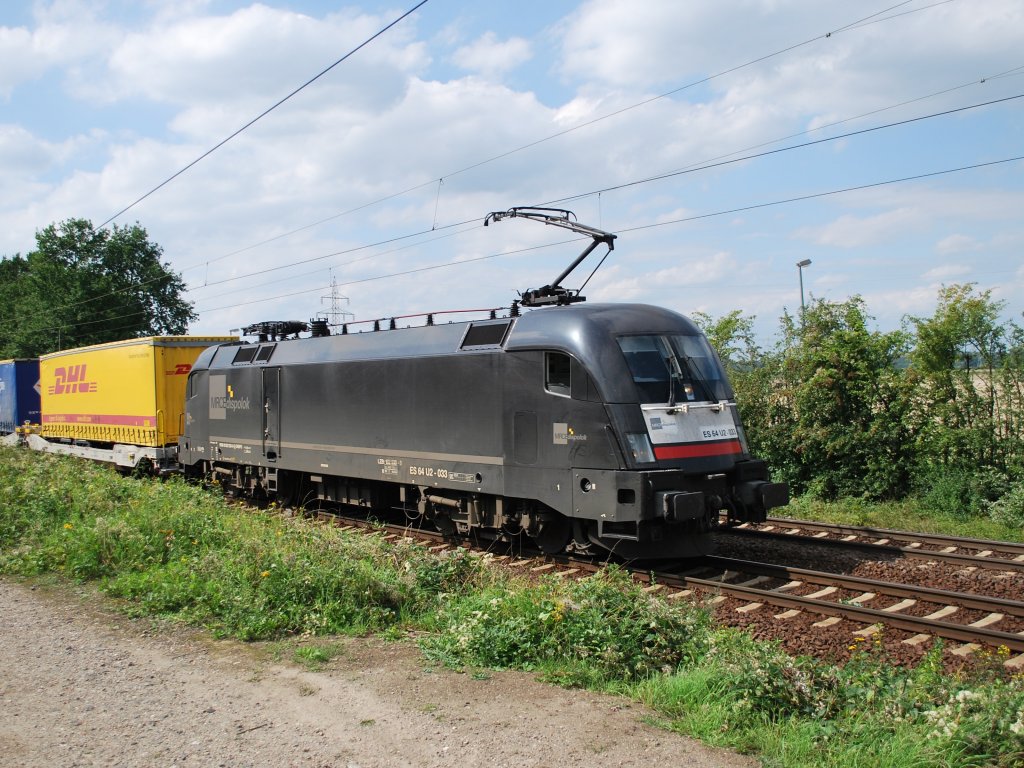 Der MRCE-Dispo-Taurus ES64 U2 - 033 (182 533-0) ist am 21.08.2010 mit Taschenwagen auf der Gterbahn Hannover Richtung Lehrte unterwegs.