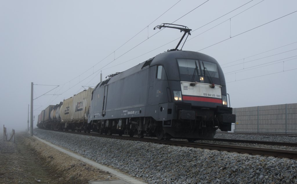Der MRCE-Taurus 6402 097 mit KLV-Ganzzug auf dem Weg nach Mnchen am Morgen des 24.11.11 bei Hattenhofen.