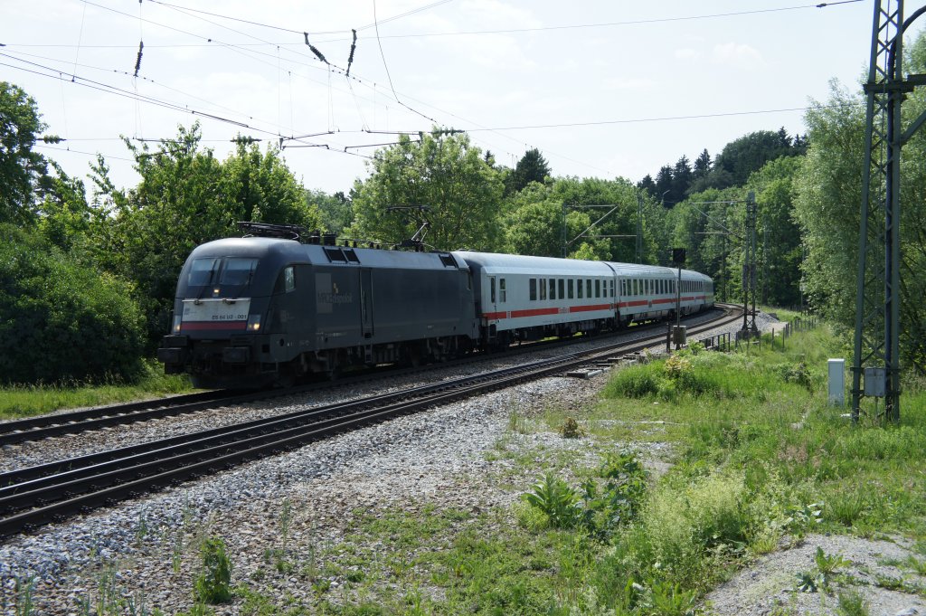 Der MRCE Taurus ES 64 U2 001 vor einem IC am 31.05.11 im Bahnhof A�ling.