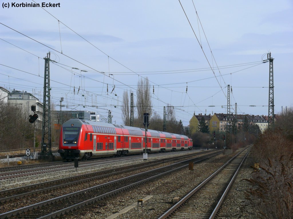 Der Mnchen-Salzburg Express eilt seinem Endziel entgegen: Mnchen Hbf. Aufgenommen am 20.03.2010 am Heimeranplatz in Mnchen