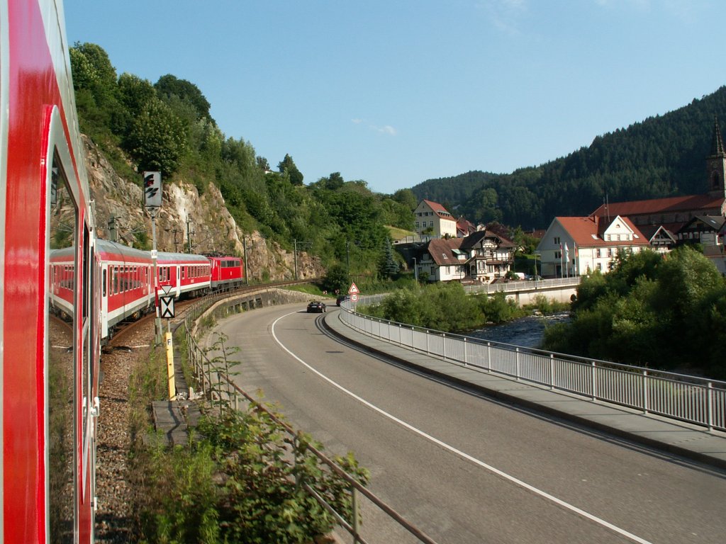 Der Murtler Radexpress mit 111 069 am 16.6.12 zwischen Forbach und Gernsbach.