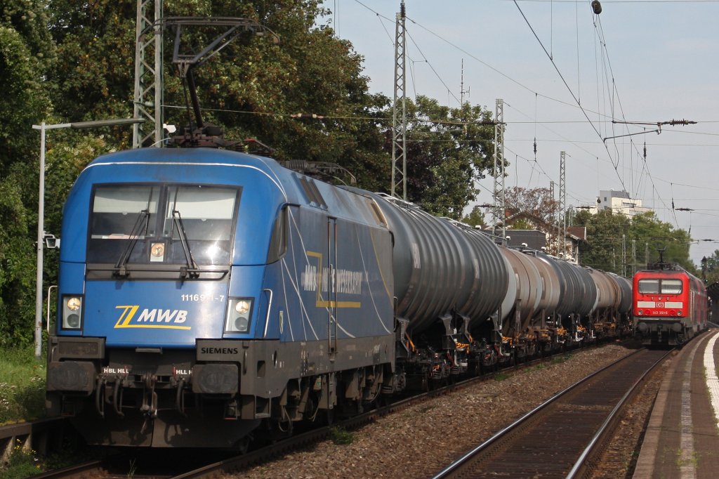 Der MWB Taurus 1116 911 zieht am 24.8.11 einen Kesselwagenzug durch Bonn-Beuel.