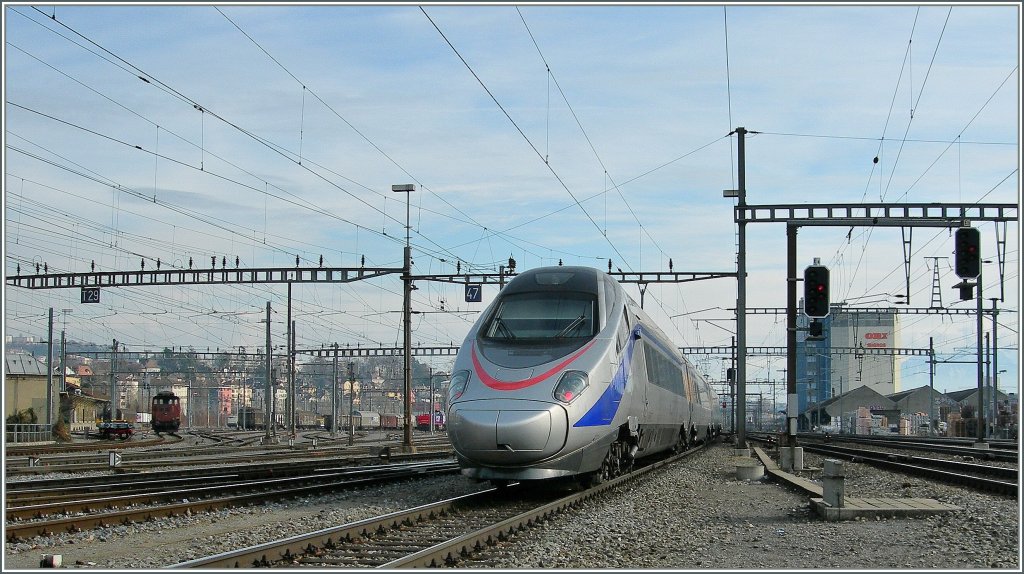 Der Nachschuss auf den am 26. Jan. 2011 als EC 39 von Genve nach Milano fahrenden FS ETR 610 zeigt nicht nur diesen, sondern bietet auch einen Einblick in die weitverzweigte Bahnhofsanlage von Renens VD. 
(Hinweis: Das Bild entstand vom Bahnsteigende aus.
