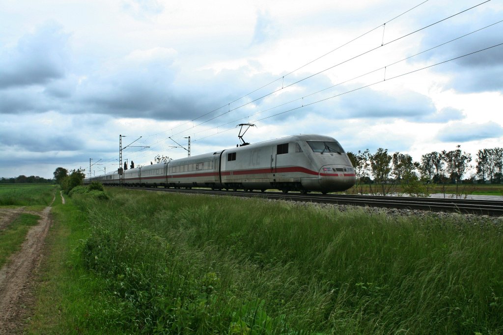 Der Nachschuss auf den ICE 271 nach Basel SBB am 23.05.13 bei Hgelheim. Leider konnte ich die Laufnummer des Zuges nicht ausmachen.