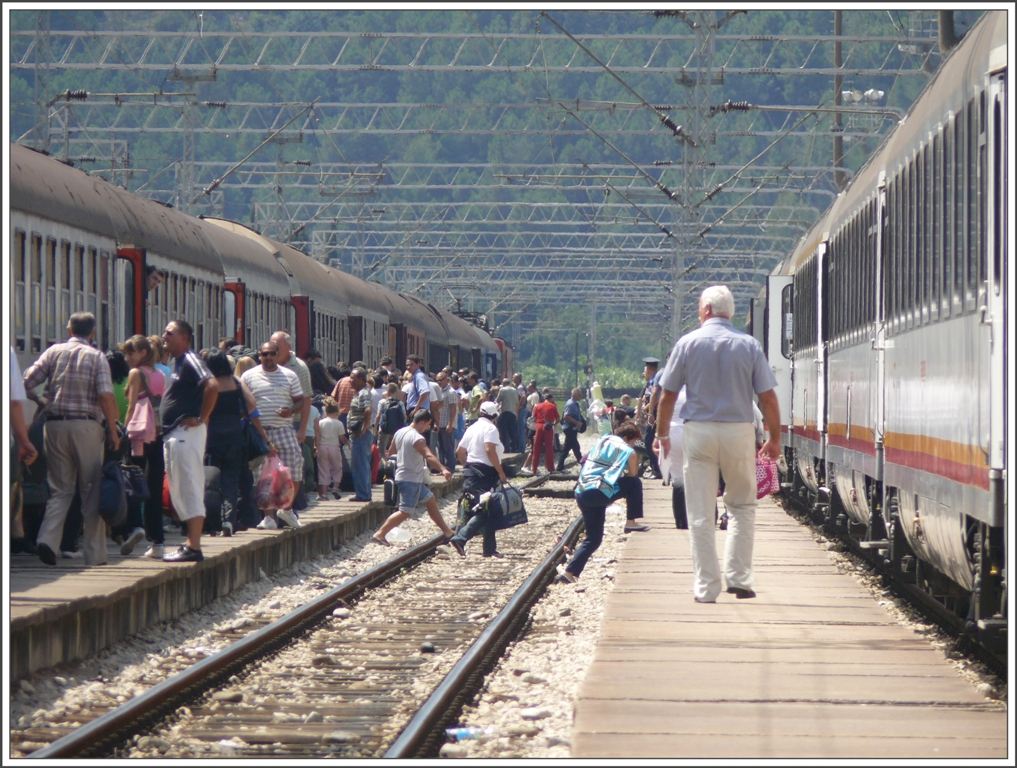Der Nachtschnellzug aus Belgrad D1343 ist mit zweist�ndiger Versp�tung in Bar eingetroffen. Jetzt kann es nicht schnell genug gehen vom Bahnhof wegzukommen. (07.08.2010)