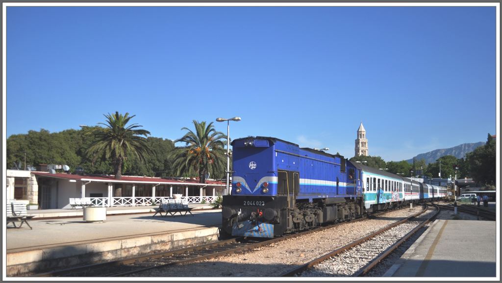 Der Nachtzug B1823 aus Zagreb mit der 2044 023 trifft in Split ein. (03.07.2013)