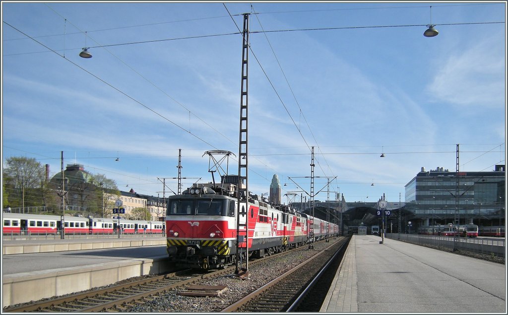 Der Nachtzug P31 Helsinki - Moskau vor der Abfahrt in Helsinki am 10. Mai 2012.
Der Zug wird von zwei Sr1 gezogen.