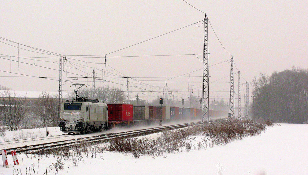 Der nchste und einzige nicht-DB-Zug am 29.12. kam in Form eines Containerzuges bespannt von E 37 528 Prima (im Einsatz fr ITL) in Richtung Berlin durch.