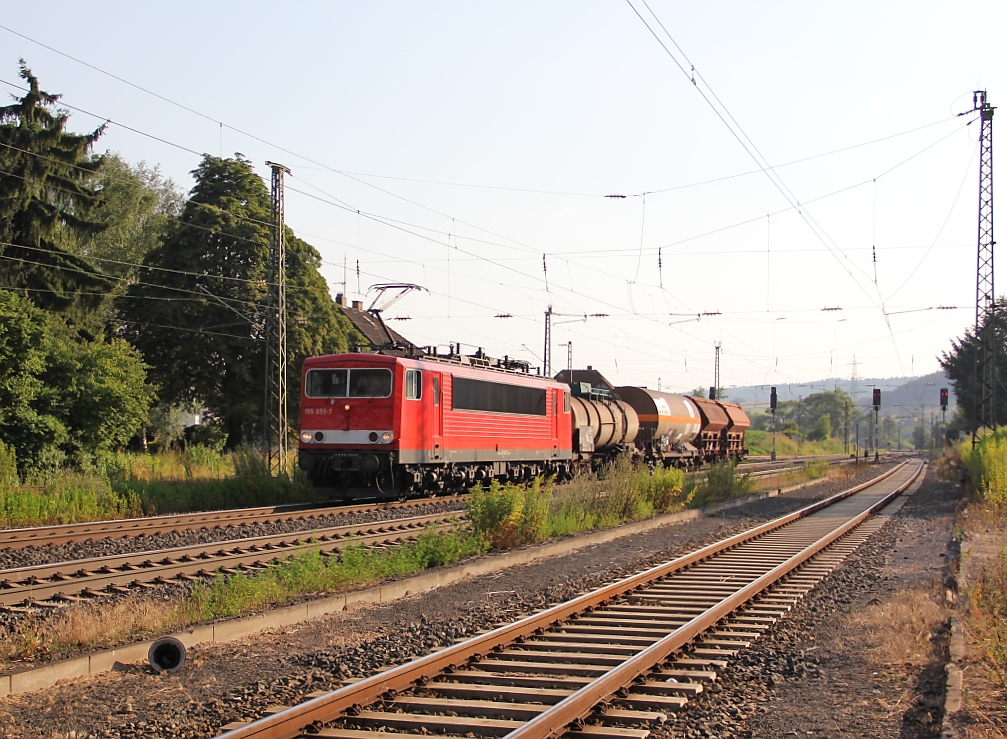 Der nchste MoBA-Gz wurde von 155 055-7 in nrdlicher Fahrtrichtung bespannt. Aufgenommen am 25.07.2012 in Mecklar.